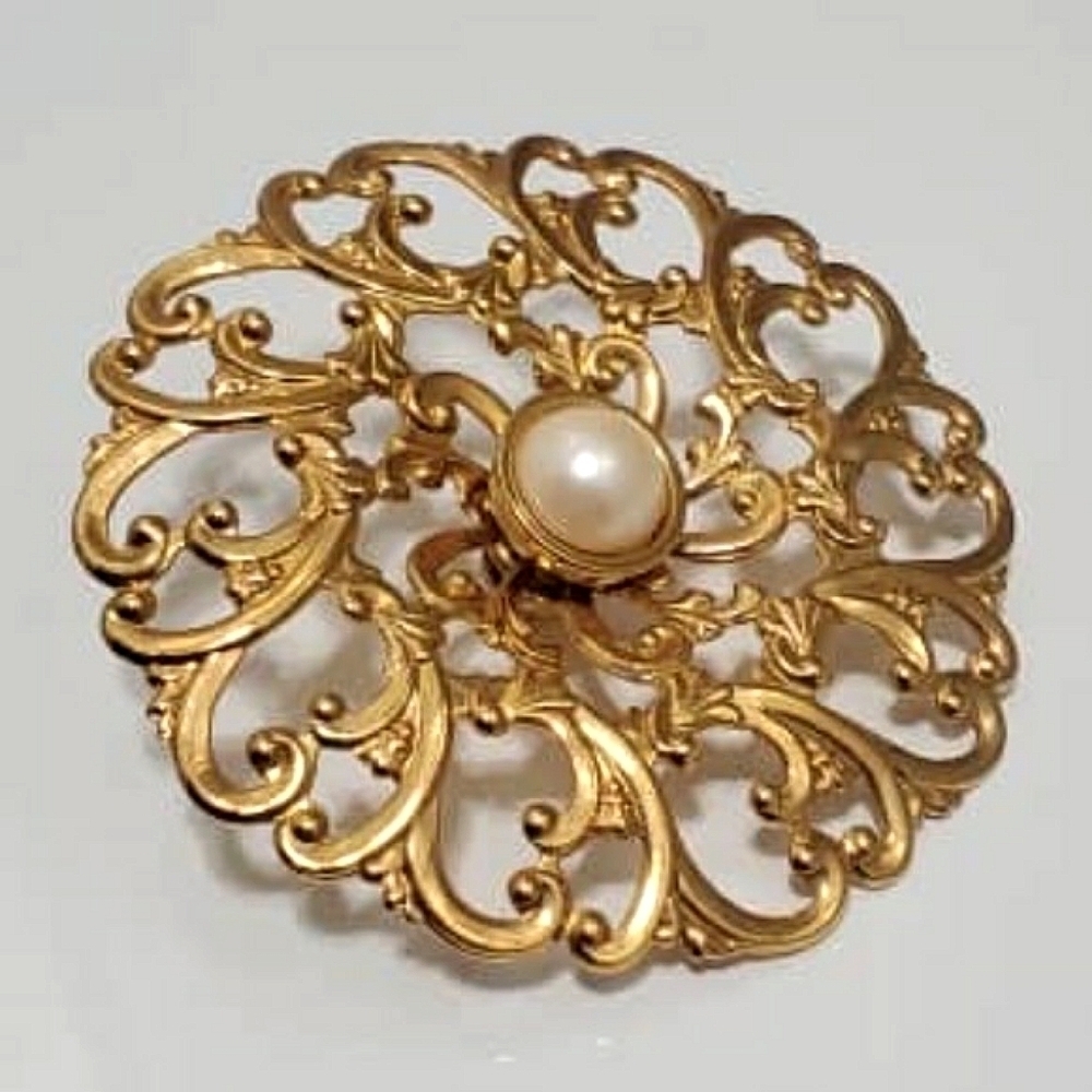 Avon pin/Brooch with faux pearl center Goldtone filigree set Vintage 🌴